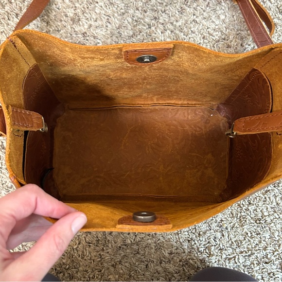 Portland Leather Goods Butterfly Bucket crossbody embossed tooled bag w/ tassel - Picture 5 of 11